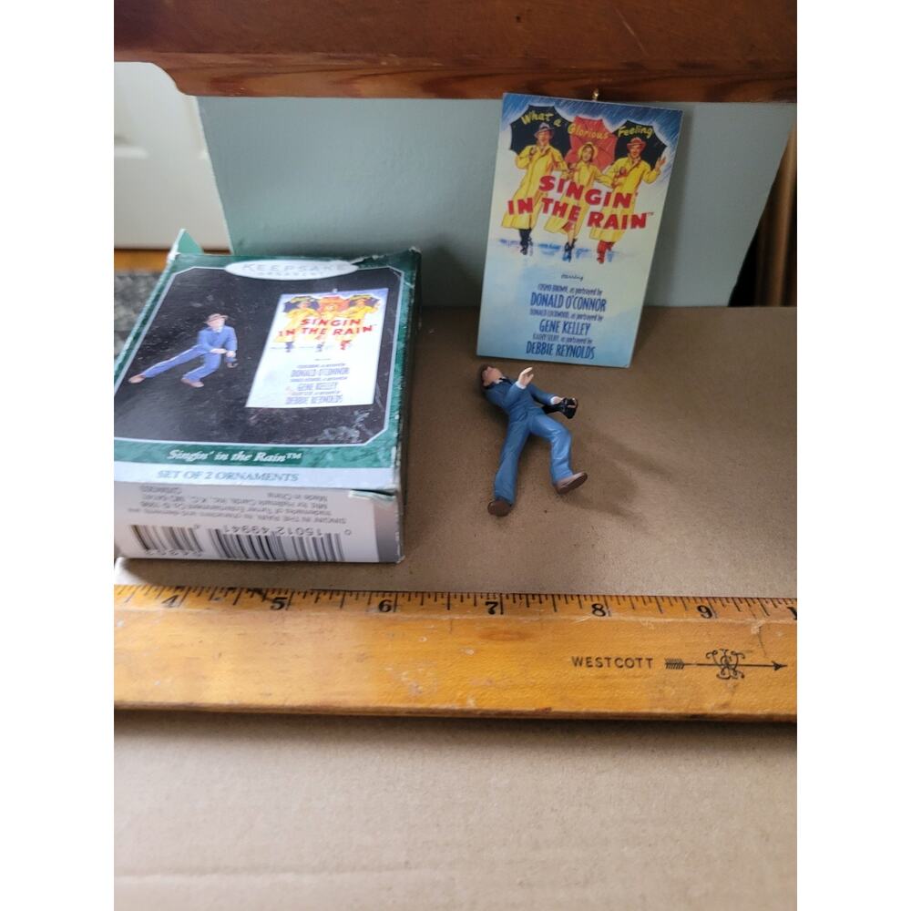 Vintage Hallmark singin' Singing in the Rain Ornament 1998 Gene Kelley set 2 - Picture 2 of 9